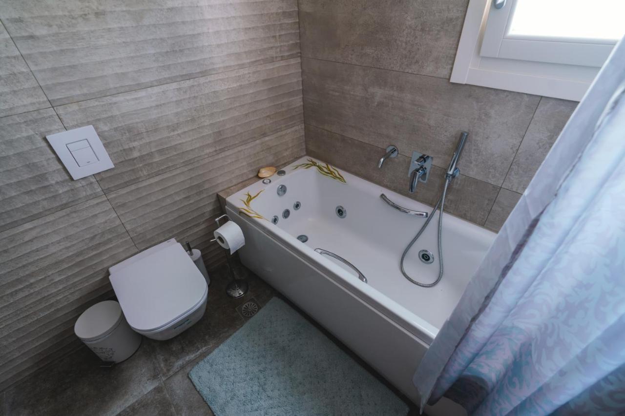 Lux House With Outdoor Jacuzzi And Sea View In Santorini Apartamento Emporio  Exterior foto